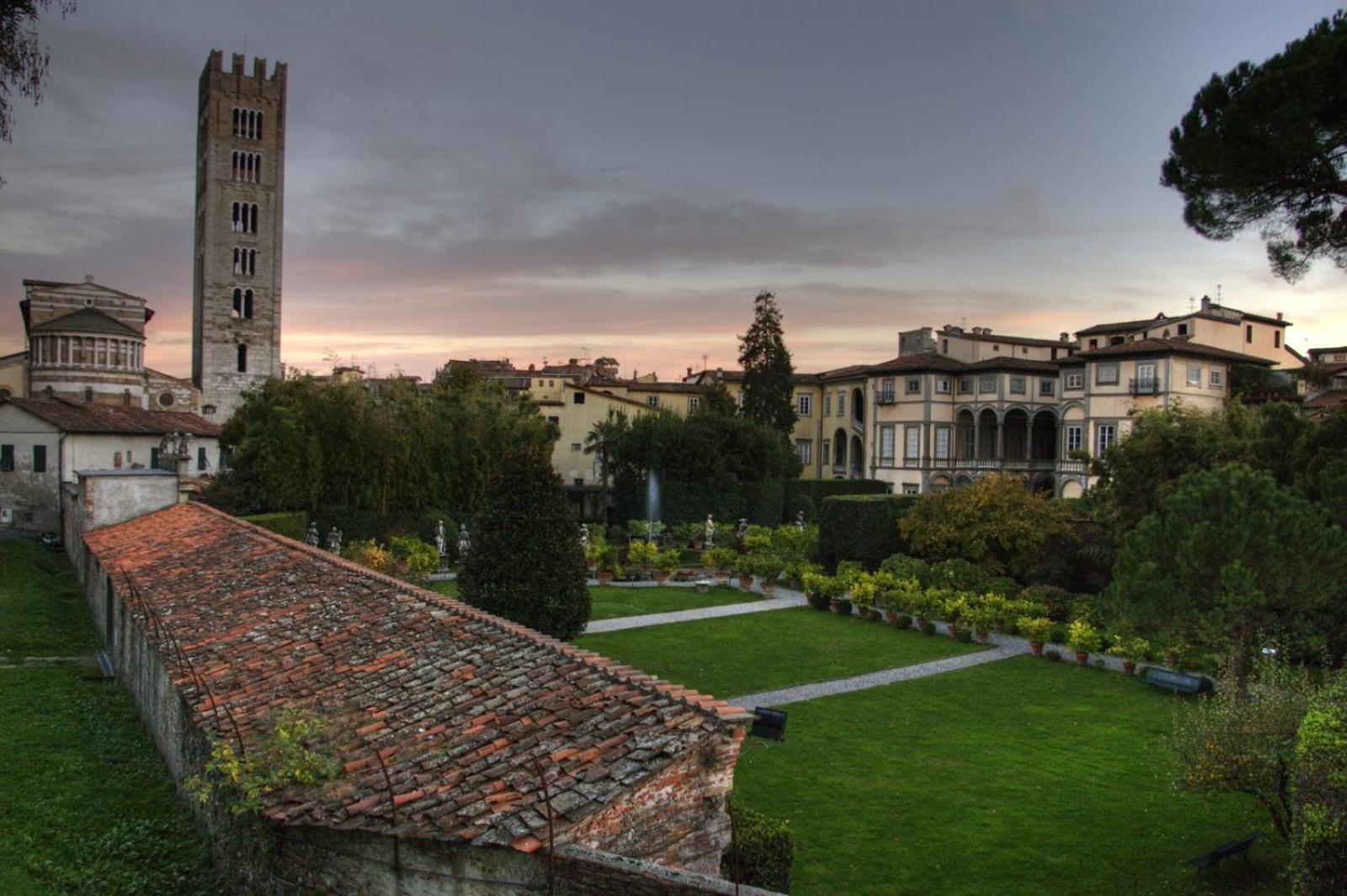 Gem In The City Center Of Lucca With Air Conditioning - Exclusive Ground Floor House Inside The Walls Close To Botanical Garden And Piazza San Martinoヴィラ エクステリア 写真